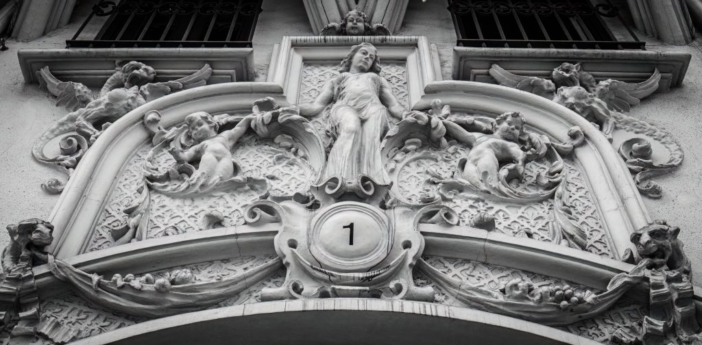 Relief decorativ la intrarea clădirii Grassy, Gran Vía, Madrid, orașul unde Digi Spania intră la bursă.