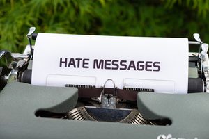Discuții pe forumuri despre stereotipuri etnice în Spania