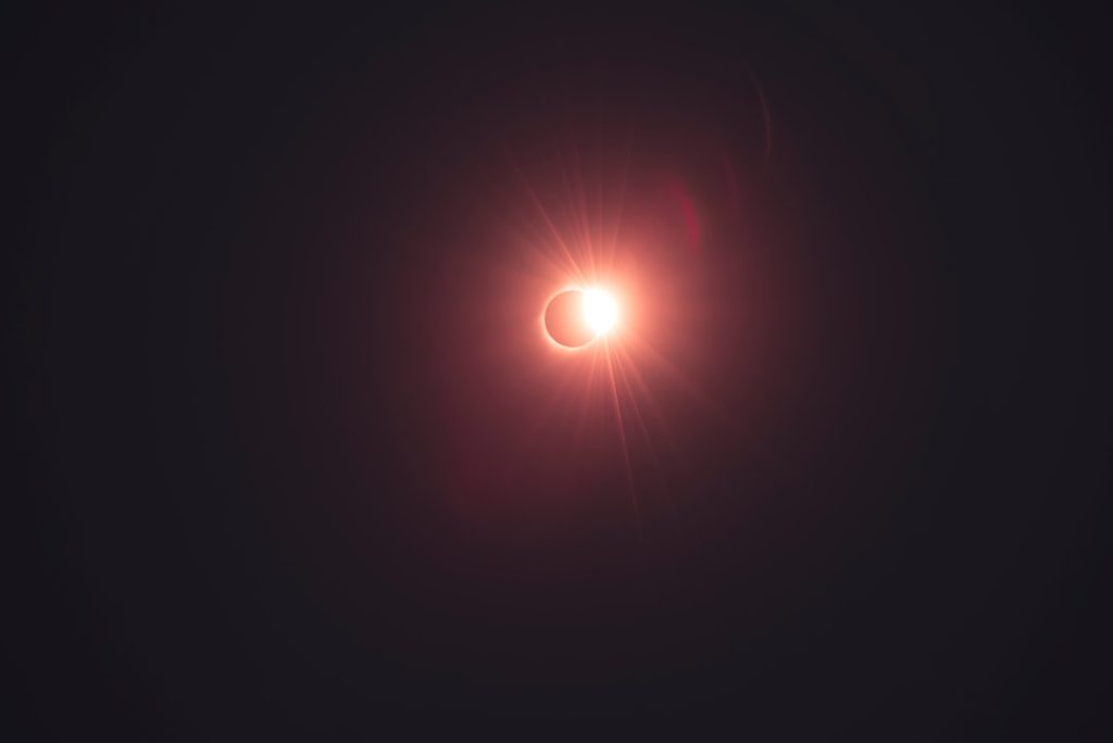 Eclipsă solară totală pe cer