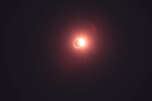 Eclipsă solară totală pe cer