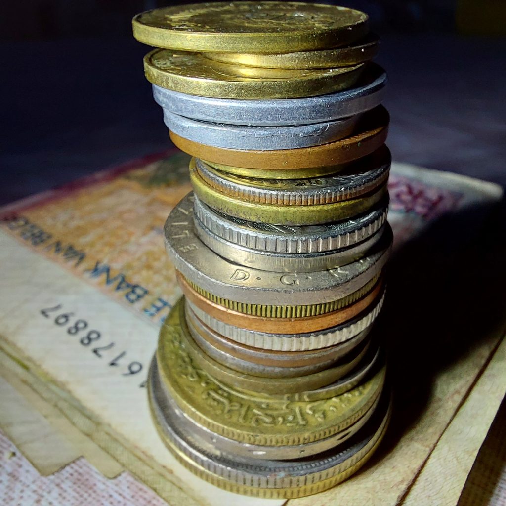 Ibex 35 scade într-o sesiune volatilă sub presiune geopolitică