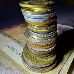 Ibex 35 scade într-o sesiune volatilă sub presiune geopolitică