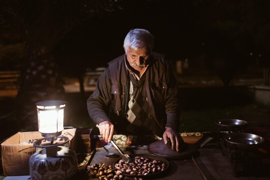 Vânzător ambulant pe o stradă, imagine de arhivă care nu prezintă evenimentul