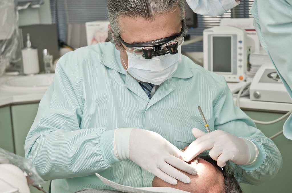 Costurile stomatologice din Spania îi trimit pe români în clinicile din țară