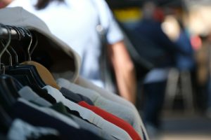 Haine pe un stativ într-o piață, imagine de arhivă care nu reprezintă Mercat de Saldos din Felanitx