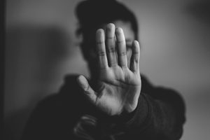 „Prima palmă am primit-o în ziua nunții”: Româncele din Spania vorbesc despre violența domestică la SheroTalk Madrid