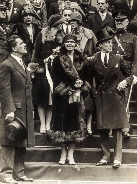 Regina Maria într-o fotografie istorică, înconjurată de persoane, în timpul turneului nord-american din 1926