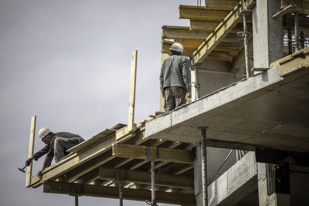 Salariile din construcții depășesc veniturile angajaților de birou în Madrid