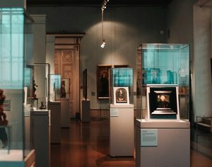 Santander: Expoziția „Itinerancias: El Viaje Rom” aduce în prim-plan istoria și cultura romilor la sediul Delegației Guvernului