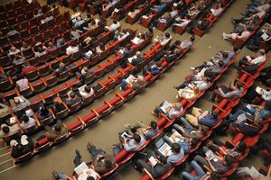 Scriitori ieșeni duc „Junimea” la românii din Spania și Italia