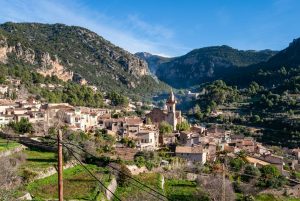 Case din Valldemossa la poalele muntelui, imagine de arhivă a localității care nu reprezintă aceste evenimente