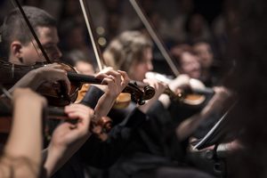 Violonistul Xavier Inchausti cântă alături de Orchestra Simfonică a UNCuyo