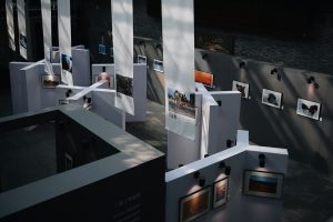 Sală de expoziție cu lucrări pe pereți, imagine de arhivă care nu reprezintă expoziția HOLA, DESIGN!