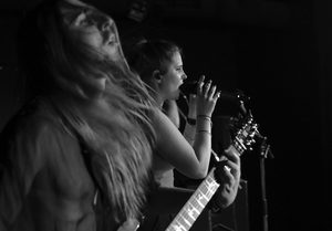 Lemon Bucket Orkestra: Trupa canadiană care cântă în limba română și îmbină folclorul est-european cu punk-ul ajunge în Mexic