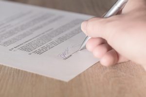 Planul Spaniei de regularizare a migranților, contestat la Bruxelles: Danemarca, Italia și Polonia cer reguli europene comune